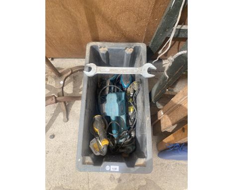 AN ASSORTMENT OF POWER TOOLS TO INCLUDE MAKITA PALM SANDERS, DEWALT DRILL, MAKITA DRILL AND MAKITA WOOD PLANE 
