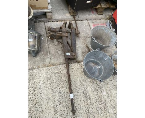 A LARGE VINTAGE LEG VICE 
