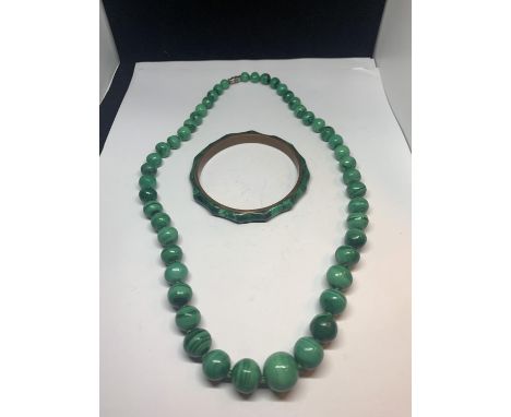 A VINTAGE MALACHITE NECKLACE AND BANGLE 