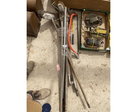 AN ASSORTMENT OF GARDEN TOOLS TO INCLUDE RAKES, LOPPERS AND SAWS ETC 