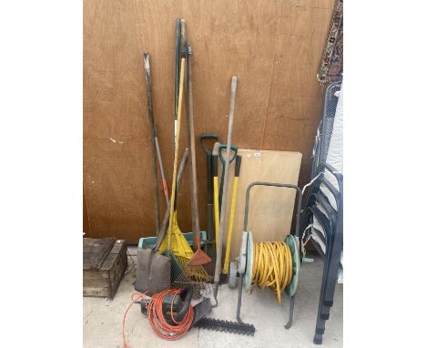 AN ASSORTMENT OF ITEMS TO INCLUDE A PASTING TABLE, ELECTRIC HEDGE TRIMMER AND GARDEN TOOLS ETC 