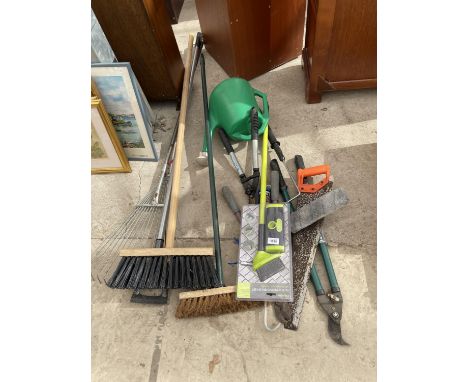 AN ASSORTMENT OF GARDEN TOOLS TO INCLUDE SHEARS, A RAKE AND A HOE ETC 