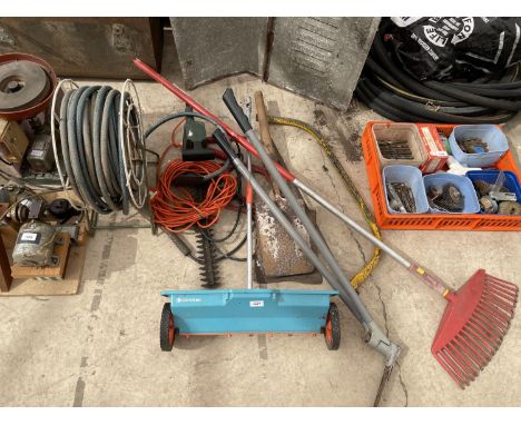AN ASSORTMENT OF GARDEN TOOLS TO INCLUDE AN ELECTRIC BLACK AND DECKER HEDGE TRIMMER, HOSE REEL AND GARDENA SPREADER ETC 