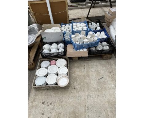 AN ASSORTMENT OF CATERING CLEARANCE ITEMS TO INCLUDE CERAMIC CUPS AND SAUCERS ETC 