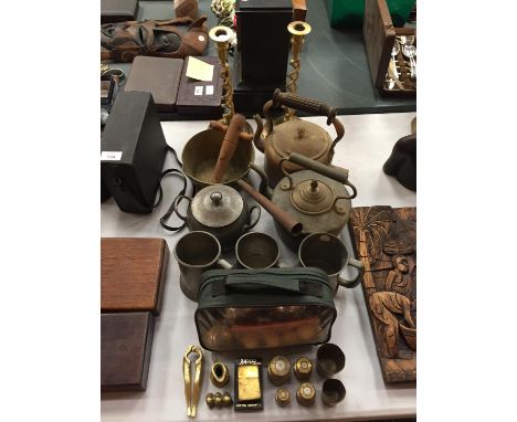 A COLLECTION OF PEWTER, BRASS AND COPPER TO INCLUDE VINTAGE KETTLES, A BOXED ZIPPO LIGHTER, WEIGHTS, CANDLESTICKS, PAN ETC 