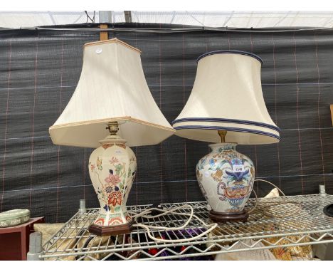 TWO DECORATIVE FLORAL CERAMIC TABLE LAMPS WITH SHADES 