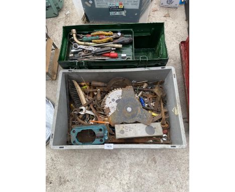 AN ASSORTMENT OF HAND TOOLS TO INCLUDE SCREW DRIVERS, SPANNERS AND CUTTING DISCS ETC 