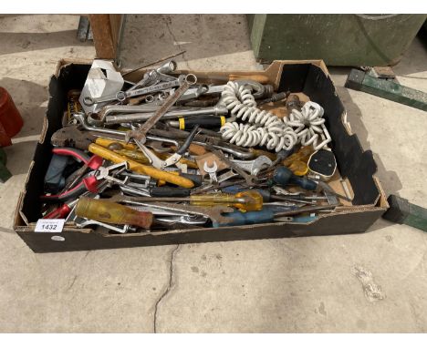AN ASSORTMENT OF HAND TOOLS TO INCLUDE SPANNERS, SCREW DRIVERS AND PLIERS ETC 