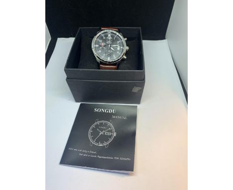 A SONGDU CHRONOGRAPH WRIST WATCH WITH TAN LEATHER STRAP, MANUAL AND PRESENTATION BOX 