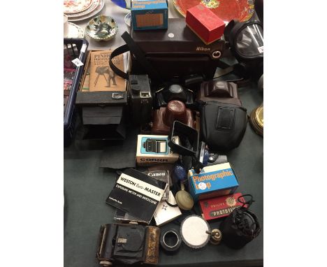 A COLLECTION OF VINTAGE CAMERAS AND ACCESSORIES 