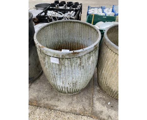 A VINTAGE GALVANISED DOLLY TUB 
