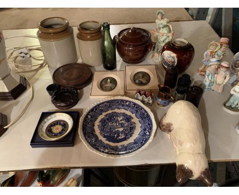 A MIXED LOT TO INCLUDE A MASONS PLATE AND ROYAL WORCESTER PLATE, CERAMIC CAT AND A CARLTONWARE VASE 