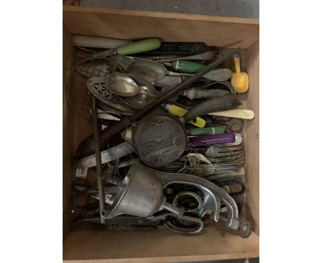 A LARGE COLLECTION OF VINTAGE KITCHEN UTENSILS 