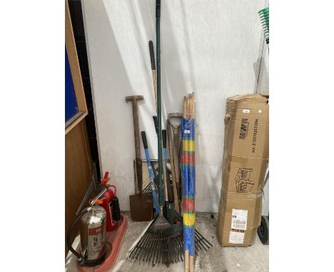 AN ASSORTMENT OF GARDEN ITEMS TO INCLUDE A WIND BREAK AND VARIOUS TOOLS ETC 