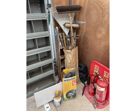 AN ASSORTMENT OF GARDEN TOOLS TO INCLUDE A PUMP SPRAYER, RAKES AND BRUSHES ETC 