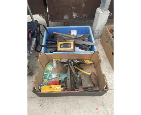 AN ASSORTMENT OF HAND TOOLS TO INCLUDE SAWS, SHEARS AND HINGES ETC 