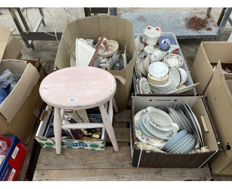 AN ASSORTMENT OF HOUSEHOLD CLEARANCE ITEMS TO INCLUDE A STOOL, CERAMIC WARE AND UTENSILS ETC 