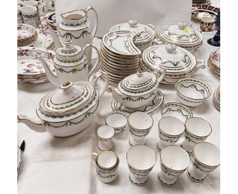 A selection of Hammersley "Bristol Festoon" dinnerware, 30 pieces approx 