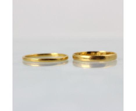 An early 20th century 22ct yellow gold wedding band, stamped London possibly 1924, engraved to interior, ring size O, with a 
