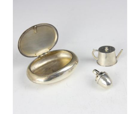 A Victorian silver snuff box, Horton and Allday, Chester 1899, the plain polished oval snuff box with compression hinge, 8cm 