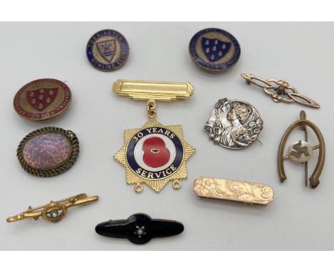 A collection of vintage brooches and badges. To include black enamel mourning brooch with central seed pearl, floral decorati