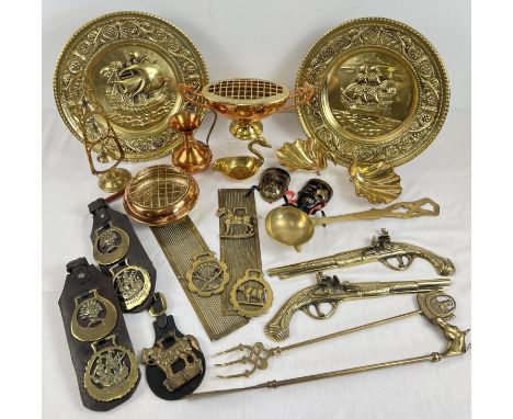 A box of vintage brass and copper ware. To include brass wall hanging pistols, finger plates, horse brasses, meditation bells