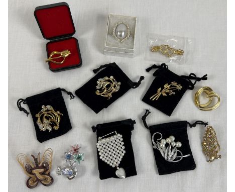 A collection of 12 vintage brooches to include faux pearl, floral detail and wicker butterfly. 