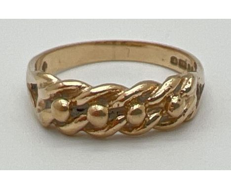 A vintage 9ct gold single row Keeper ring, fully hallmarked inside band. Ring size N. Total weight approx. 2.9g. 