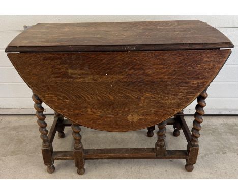 A vintage dark oak, drop leaf, barley twist gate leg table. Approx. 71 x 120 x 92cm fully extended. 