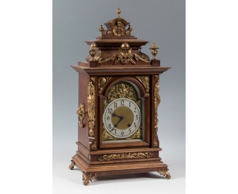 Bracket clock; late 19th century.Wood and bronze.Measurements: 65 x 34 x 21 cm.Bracket type table clock, with a wooden core a