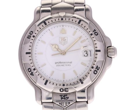 TAG HEUER - a stainless steel Professional 6000 Series 200M quartz calendar bracelet watch, ref. WH1111, circa 1990s, white d