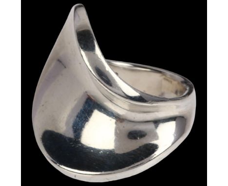 HANS HANSEN - a Danish modernist sterling silver abstract torque ring, setting height 25.4mm, size I, 15.1gNo damage or repai