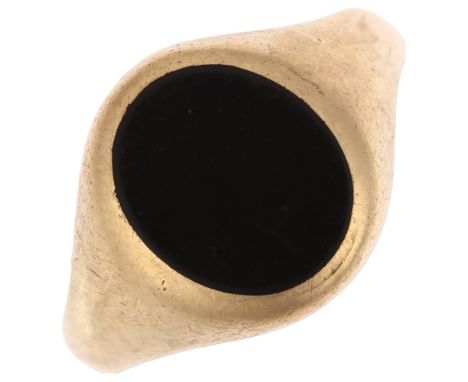 A mid-20th century 9ct gold onyx signet ring, maker HG&S, Birmingham 1960, setting height 15.4mm, size Y, 6.3gNo damage, onyx