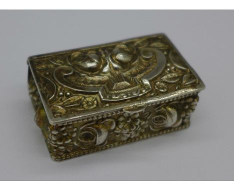 A white metal embossed snuff box, 21g