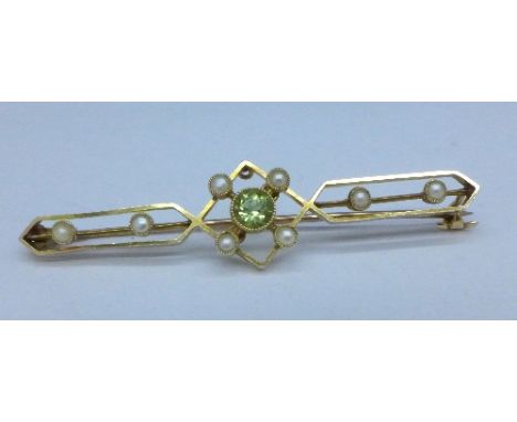 A 15ct gold, peridot and seed pearl brooch, 3.4g
