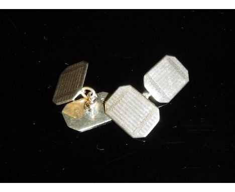 A pair of 9ct gold engine turned decorated cufflinks (approx 5g)