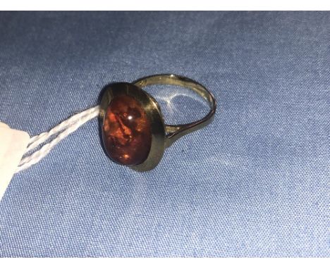 A yellow meal and amber dress ring size M