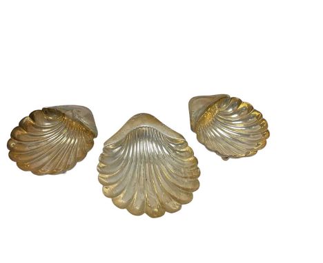 Edwardian silver dish in the form of a shell, (Sheffield 1906), maker Atkin Brothers, together with a pair of Edward silver b