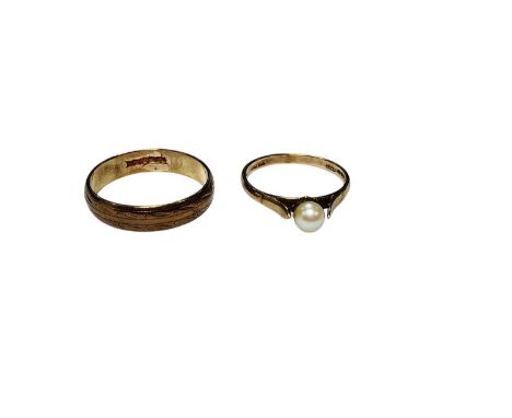 9ct gold wedding ring with engraved decoration (London 1993), size T½ and 9ct gold cultured pearl ring, size QTotal weight 5 