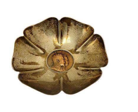 Edwardian silver dish of flower head form, the center set with a bronze Edward VII coronation medallion, (Birmingham 1901), m