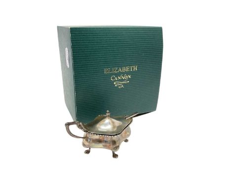 George V silver mustard pot of shaped form with blue glass liner, (Birmingham 1925), together with a silver spoon, in Elizabe