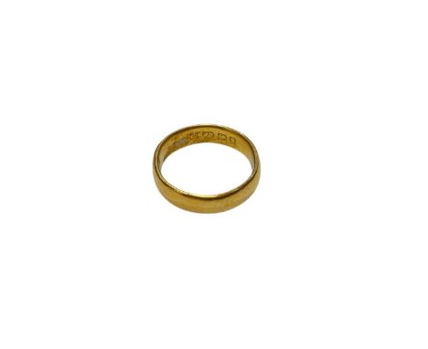 22ct gold wedding ring (Birmingham 1922), size M Weight 4.3 grams 