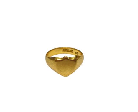 18ct gold signet ring with a sheid shaped panel (Birmingham 1917), size TWeight 7.2 grams
