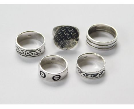 SILVER RINGS. A silver dress ring with flat, textured disc top by HW, & four other modern silver band rings, all stamped 925.
