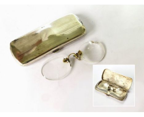 SPECTACLES CASE. A 1920s silver spectacles case, Birmingham 1928, with a pair of pince-nez spectacles. Condition Report: Case