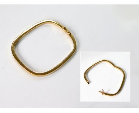 GOLD BANGLE. A modern, 9ct. gold bangle, hinged & with safety catch. Internal dimensions, 5.1 x 6.1cm. Approx. 11.5g. Conditi