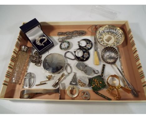 A good mixed lot of jewellery and collectables to include Mexican silver earrings, a pair of vintage Ciro clip-on earrings, m