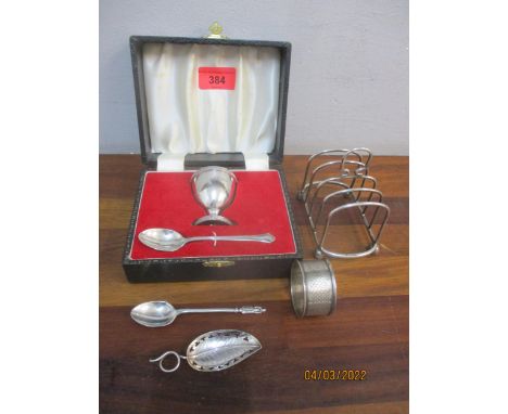 A group of silver items to include a George V silver toast rack, Chester 1912 mark for Haseler Brothers, a cased egg cup and 