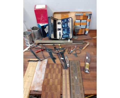 A vintage lot to include penknives, corkscrews, tankards, gents grooming sets and mixed cribbage boardsLocation: RAB 