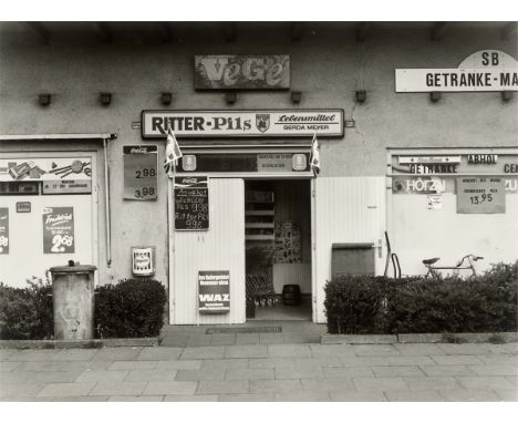 Tata Ronkholz (Krefeld 1940 – 1997 Hürth-Kendenich). „Duisburg-Wedau. Kalkweg 227-229“, aus der Serie „Trinkhallen“, 1977–198